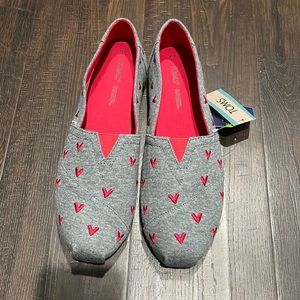 NWT Toms heart stitch canvas
